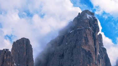 İtalyan Dolomiti 'nin Güney Tyrol bölgesinde, karın erimediği Tre Cime Doğal Parkı' nın Haziran ayında çekilen insansız hava aracı fotoğrafları.