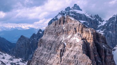 İtalyan Dolomiti 'nin Güney Tyrol bölgesinde, karın erimediği Tre Cime Doğal Parkı' nın Haziran ayında çekilen insansız hava aracı fotoğrafları.