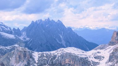 İtalyan Dolomiti 'nin Güney Tyrol bölgesinde, karın erimediği Tre Cime Doğal Parkı' nın Haziran ayında çekilen insansız hava aracı fotoğrafları.