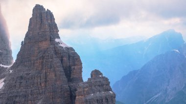 İtalyan Dolomiti 'nin Güney Tyrol bölgesinde, karın erimediği Tre Cime Doğal Parkı' nın Haziran ayında çekilen insansız hava aracı fotoğrafları.