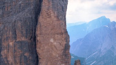 İtalyan Dolomiti 'nin Güney Tyrol bölgesinde, karın erimediği Tre Cime Doğal Parkı' nın Haziran ayında çekilen insansız hava aracı fotoğrafları.