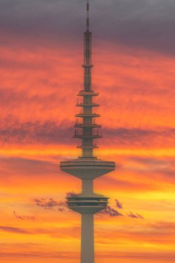Kuzey Almanya 'da Hamburg şehrinin genel manzarası. Gün batımı bulutları ve renkleri ile Aziz Peter' ın kilise binası hayvanları alster gölünde ve çevresinde yaşıyor.