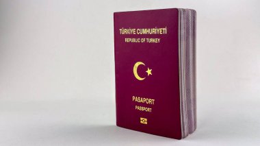 Türkiye 'nin AB dışı pasaportunun, arkasında beyaz arka plan olmadan önce kırmızı kapaklı Avrupa seyahati için vizeye ihtiyacı var