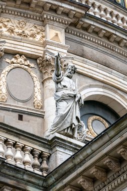 Kopenhag şehir merkezinden çeşitli fotoğraflar Danimarka liman sarayının başkenti renkli binalar kanallar ve genel şehir manzaralı bulutlu hava ve günbatımı renkleriyle