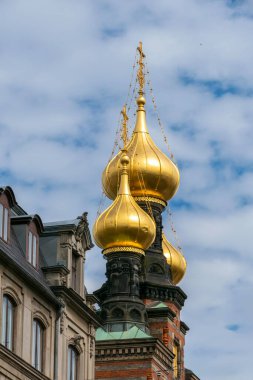 Kopenhag şehir merkezinden çeşitli fotoğraflar Danimarka liman sarayının başkenti renkli binalar kanallar ve genel şehir manzaralı bulutlu hava ve günbatımı renkleriyle