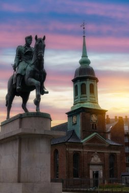 Kopenhag şehir merkezinden çeşitli fotoğraflar Danimarka liman sarayının başkenti renkli binalar kanallar ve genel şehir manzaralı bulutlu hava ve günbatımı renkleriyle