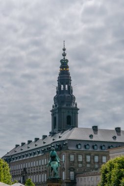 Kopenhag şehir merkezinden çeşitli fotoğraflar Danimarka liman sarayının başkenti renkli binalar kanallar ve genel şehir manzaralı bulutlu hava ve günbatımı renkleriyle
