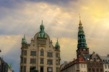 Kopenhag şehir merkezinden çeşitli fotoğraflar Danimarka liman sarayının başkenti renkli binalar kanallar ve genel şehir manzaralı bulutlu hava ve günbatımı renkleriyle