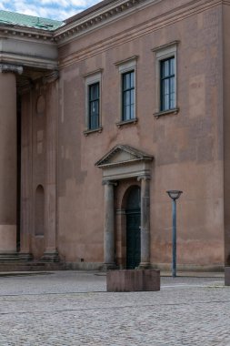 Kopenhag şehir merkezinden çeşitli fotoğraflar Danimarka liman sarayının başkenti renkli binalar kanallar ve genel şehir manzaralı bulutlu hava ve günbatımı renkleriyle