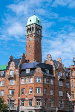 Kopenhag şehir merkezinden çeşitli fotoğraflar Danimarka liman sarayının başkenti renkli binalar kanallar ve genel şehir manzaralı bulutlu hava ve günbatımı renkleriyle