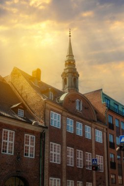 Kopenhag şehir merkezinden çeşitli fotoğraflar Danimarka liman sarayının başkenti renkli binalar kanallar ve genel şehir manzaralı bulutlu hava ve günbatımı renkleriyle