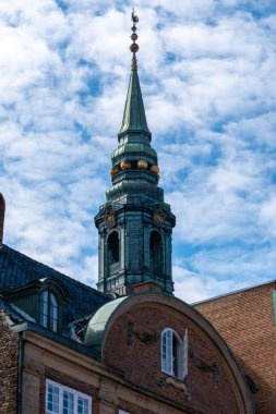 Kopenhag şehir merkezinden çeşitli fotoğraflar Danimarka liman sarayının başkenti renkli binalar kanallar ve genel şehir manzaralı bulutlu hava ve günbatımı renkleriyle