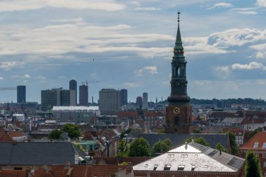 Kopenhag şehir merkezinden çeşitli fotoğraflar Danimarka liman sarayının başkenti renkli binalar kanallar ve genel şehir manzaralı bulutlu hava ve günbatımı renkleriyle