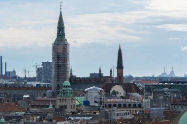 Kopenhag şehir merkezinden çeşitli fotoğraflar Danimarka liman sarayının başkenti renkli binalar kanallar ve genel şehir manzaralı bulutlu hava ve günbatımı renkleriyle