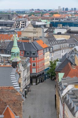 Kopenhag şehir merkezinden çeşitli fotoğraflar Danimarka liman sarayının başkenti renkli binalar kanallar ve genel şehir manzaralı bulutlu hava ve günbatımı renkleriyle