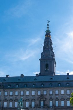 Kopenhag şehir merkezinden çeşitli fotoğraflar Danimarka liman sarayının başkenti renkli binalar kanallar ve genel şehir manzaralı bulutlu hava ve günbatımı renkleriyle