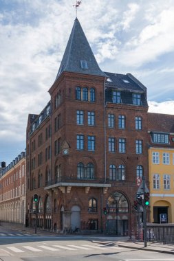 Kopenhag şehir merkezinden çeşitli fotoğraflar Danimarka liman sarayının başkenti renkli binalar kanallar ve genel şehir manzaralı bulutlu hava ve günbatımı renkleriyle