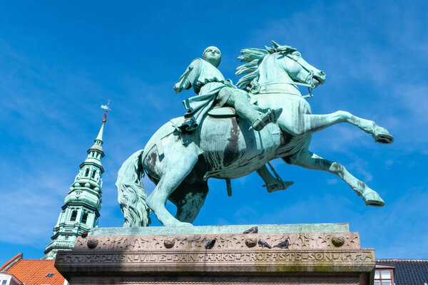 Различные фотографии из центра города Копенгагена столица Дании гавань дворцовые церкви красочные здания каналы и общий вид на город с облачной погодой и заката цветов
