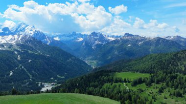 İtalya doğal parkı ve insansız hava aracı görüntülerini dolduruyor