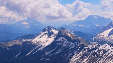 İtalya doğal parkı ve insansız hava aracı görüntülerini dolduruyor