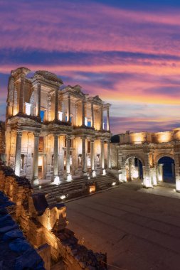 Celcius Kütüphanesi, Türkiye 'nin Efes kentinin simgelerinden biri. Gece ışıkları ve renkli yıldızlı gökyüzü ile İzmir..