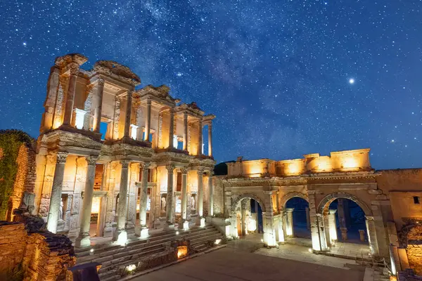 Celcius Kütüphanesi, Türkiye 'nin Efes kentinin simgelerinden biri. Gece ışıkları ve renkli yıldızlı gökyüzü ile İzmir..