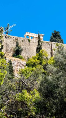 Yunanistan 'ın başkentinin sokaklarından gelen antik kalıntılar, Akropolis' i gece gündüz aydınlatıyor.