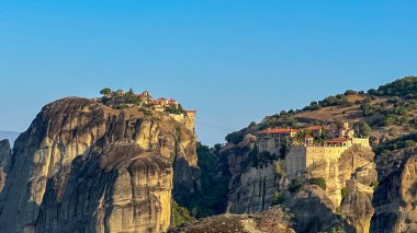 Yunanistan 'ın Meteora bölgesinde eşsiz kaya oluşumları üzerine inşa edilen manastırlar