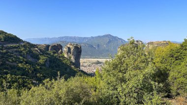 Yunanistan 'ın Meteora bölgesinde eşsiz kaya oluşumları üzerine inşa edilen manastırlar