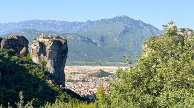 Yunanistan 'ın Meteora bölgesinde eşsiz kaya oluşumları üzerine inşa edilen manastırlar