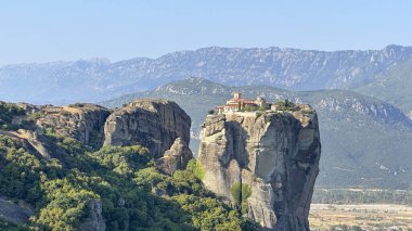 Yunanistan 'ın Meteora bölgesinde eşsiz kaya oluşumları üzerine inşa edilen manastırlar