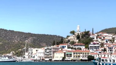 Yunan Peloponez Poros Adası sembolik saat kulesi kıyı şeridi gemileri