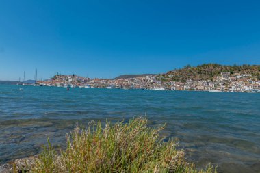 Yunanistan Mora bölgesi Poros adası ve Galatas kenti mavi denizde yelkenli tekneler