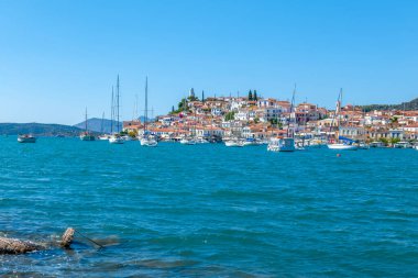 Yunanistan Mora bölgesi Poros adası ve Galatas kenti mavi denizde yelkenli tekneler