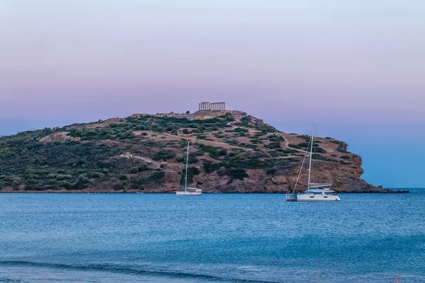 Stock image greece sounion temple with boats in the sea at sunset