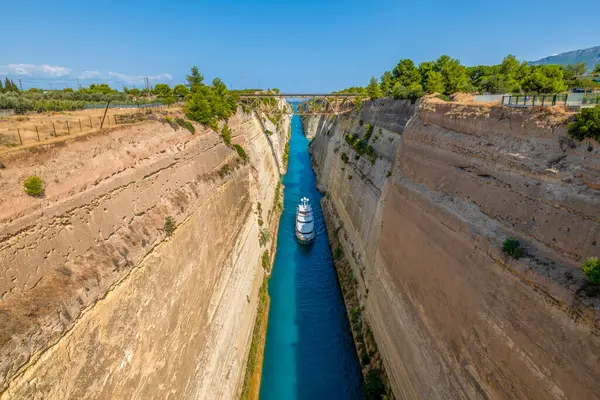 Yunanistan Mora Korint Kanalı ve kanaldan geçen bir tekne