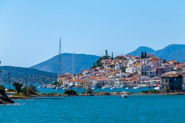 Yunanistan Mora bölgesi Poros adası ve Galatas kenti mavi denizde yelkenli tekneler