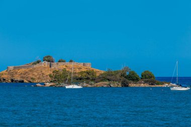 Yunanistan Mora bölgesi Poros adası ve Galatas kenti mavi denizde yelkenli tekneler