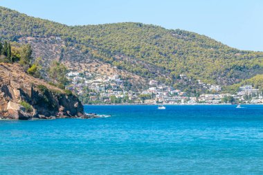 Yunanistan Mora bölgesi Poros adası ve Galatas kenti mavi denizde yelkenli tekneler