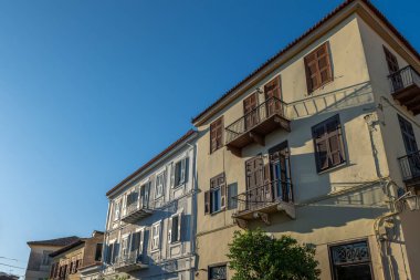 Eski Yunan başkenti Nafplion caddeleri kiliselerden ve renkli evlerden alışveriş yapar.