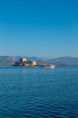 Eski Yunan başkenti Nafplion caddeleri kiliselerden ve renkli evlerden alışveriş yapar.
