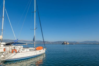 Eski Yunan başkenti Nafplion caddeleri kiliselerden ve renkli evlerden alışveriş yapar.