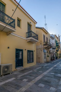 Eski Yunan başkenti Nafplion caddeleri kiliselerden ve renkli evlerden alışveriş yapar.