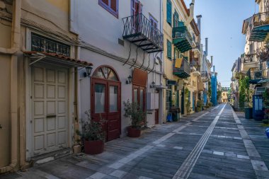 Eski Yunan başkenti Nafplion caddeleri kiliselerden ve renkli evlerden alışveriş yapar.