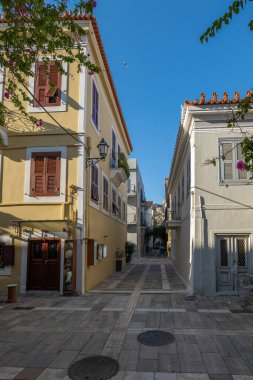 Eski Yunan başkenti Nafplion caddeleri kiliselerden ve renkli evlerden alışveriş yapar.