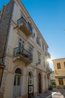 Eski Yunan başkenti Nafplion caddeleri kiliselerden ve renkli evlerden alışveriş yapar.