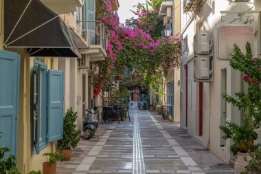 Eski Yunan başkenti Nafplion caddeleri kiliselerden ve renkli evlerden alışveriş yapar.