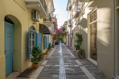 Eski Yunan başkenti Nafplion caddeleri kiliselerden ve renkli evlerden alışveriş yapar.