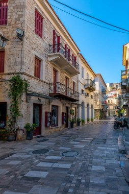 Eski Yunan başkenti Nafplion caddeleri kiliselerden ve renkli evlerden alışveriş yapar.