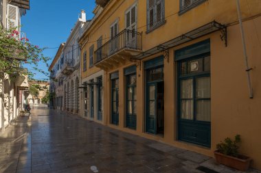 Eski Yunan başkenti Nafplion caddeleri kiliselerden ve renkli evlerden alışveriş yapar.